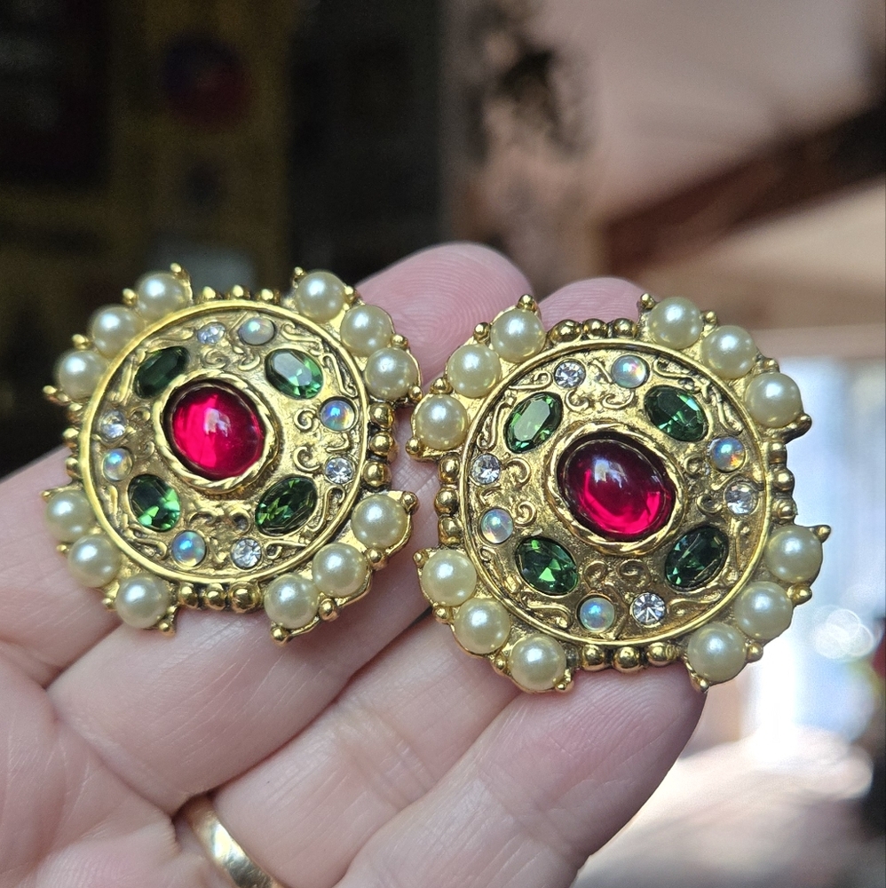 STUNNING vintage gold clip on gemstone shield earrings - Picture 5 of 7